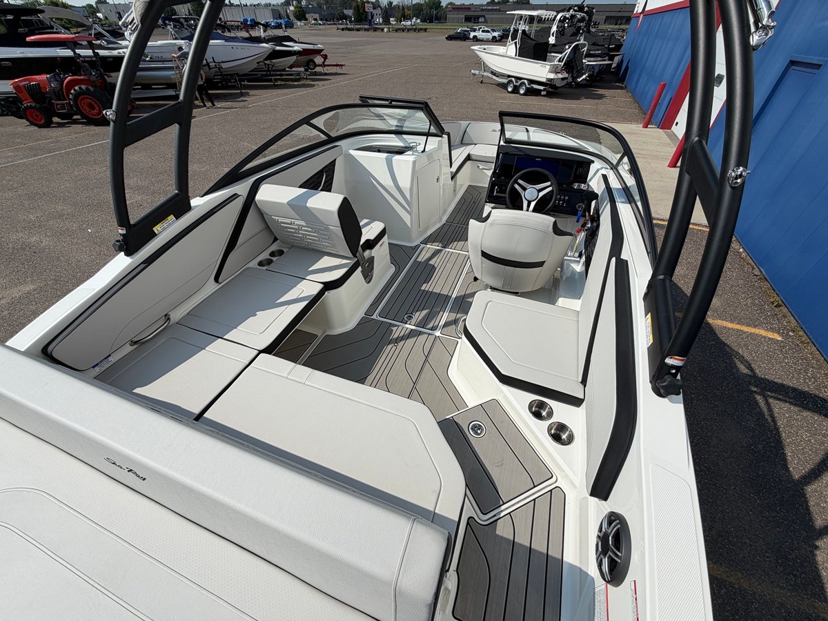 2027 Sea Ray SPX 210 9