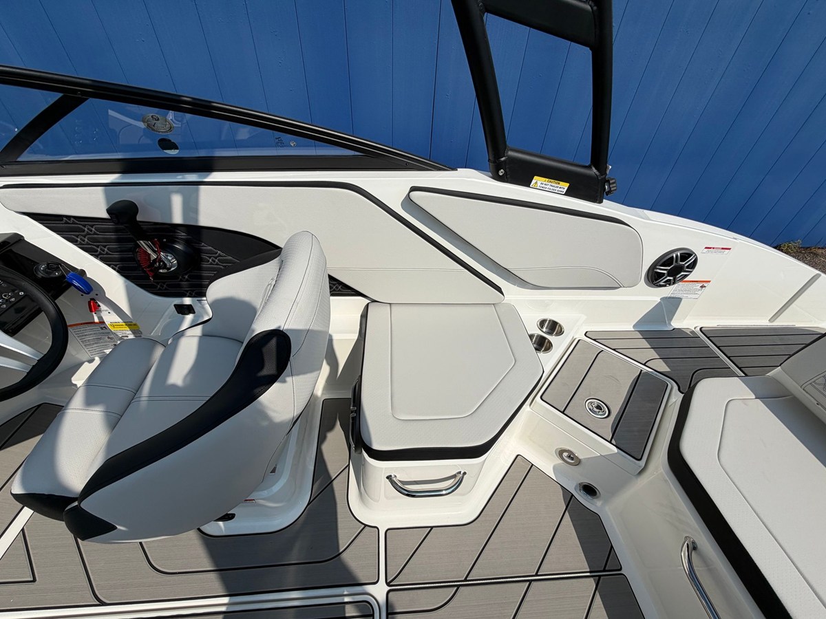 2027 Sea Ray SPX 210 11