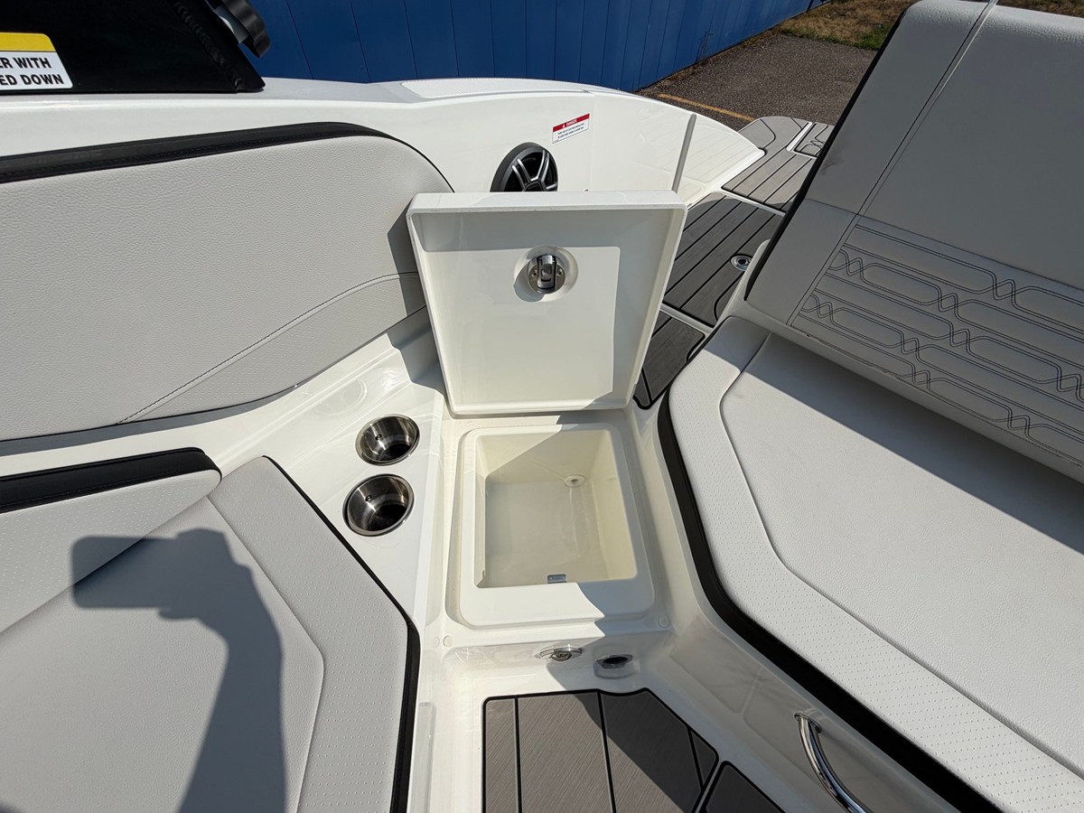 2027 Sea Ray SPX 210 13