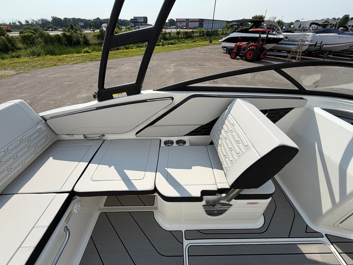 2027 Sea Ray SPX 210 16