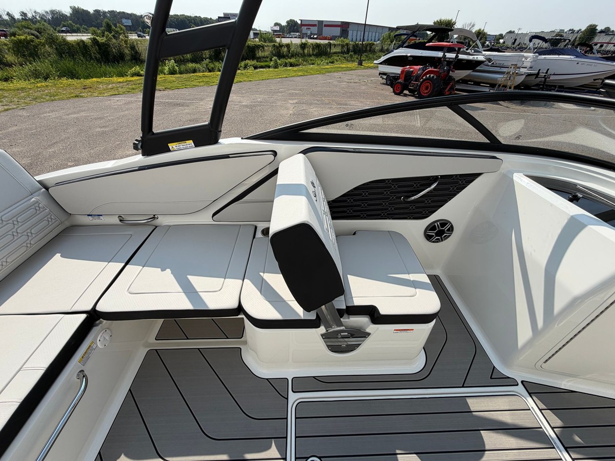 2027 Sea Ray SPX 210 17