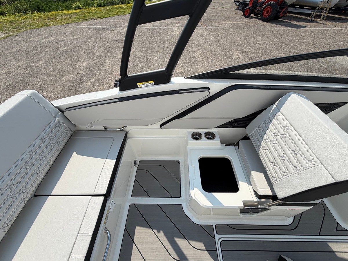 2027 Sea Ray SPX 210 18