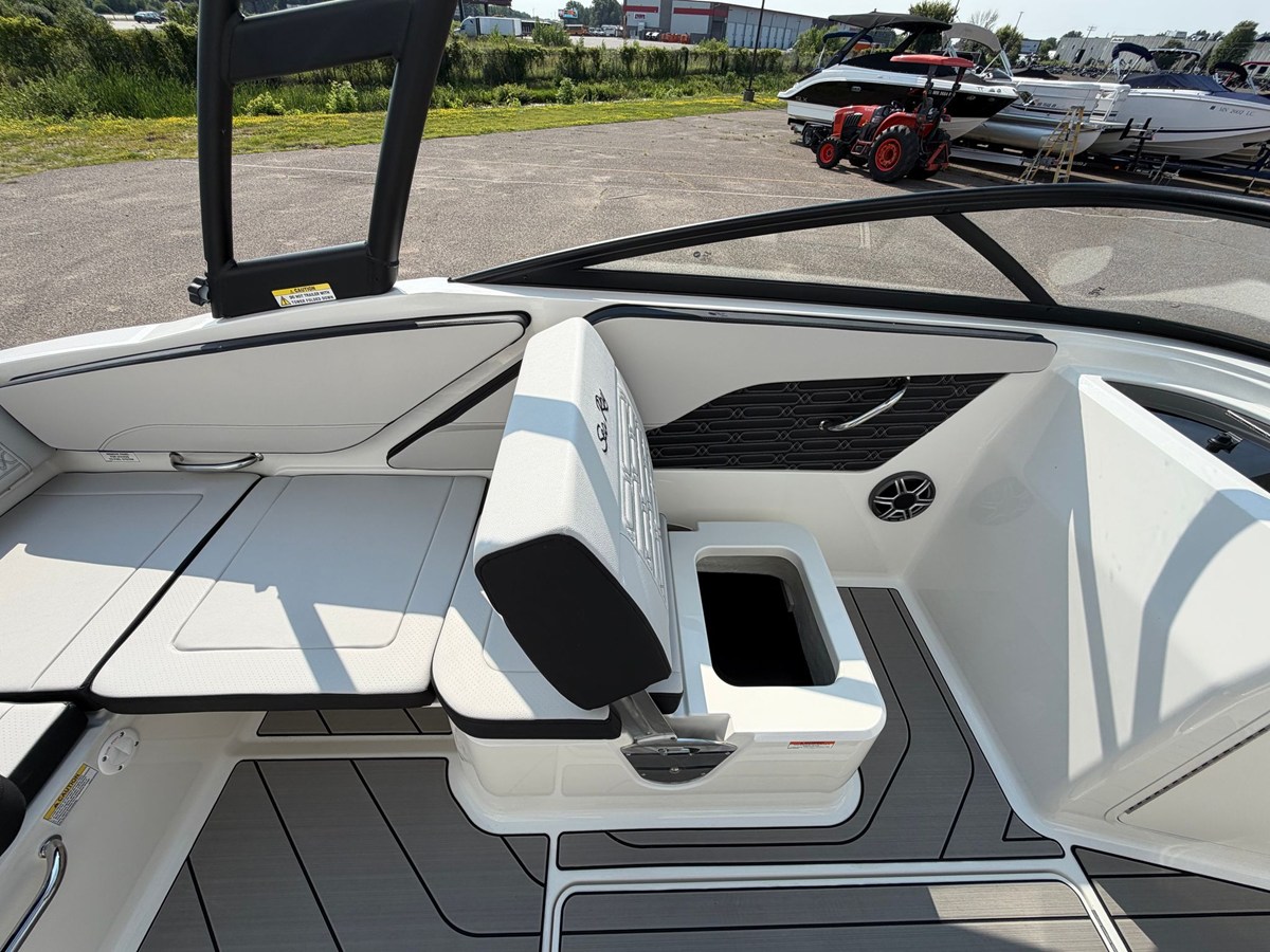 2027 Sea Ray SPX 210 19
