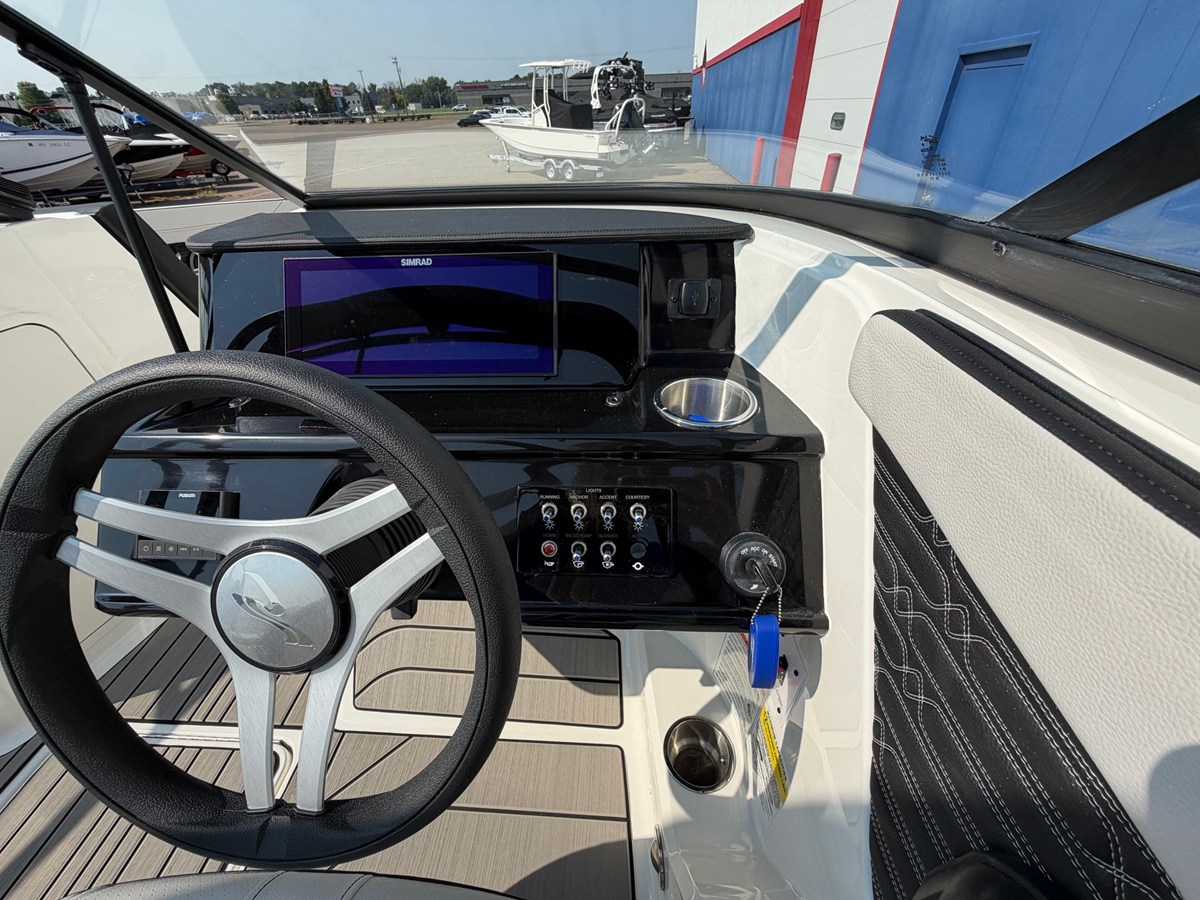 2027 Sea Ray SPX 210 27
