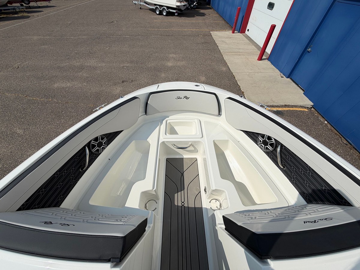 2027 Sea Ray SPX 210 33
