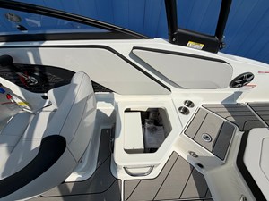 2027 Sea Ray SPX 210 12