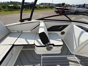2027 Sea Ray SPX 210 17