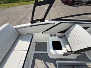 2027 Sea Ray SPX 210 18