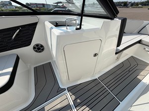 2027 Sea Ray SPX 210 22