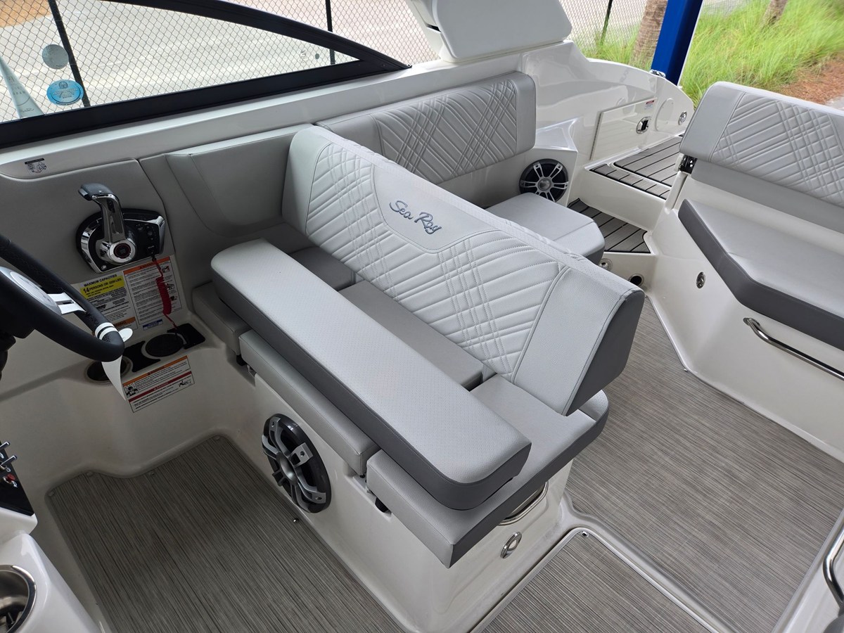 2026 Sea Ray SDX 250 Outboard 10