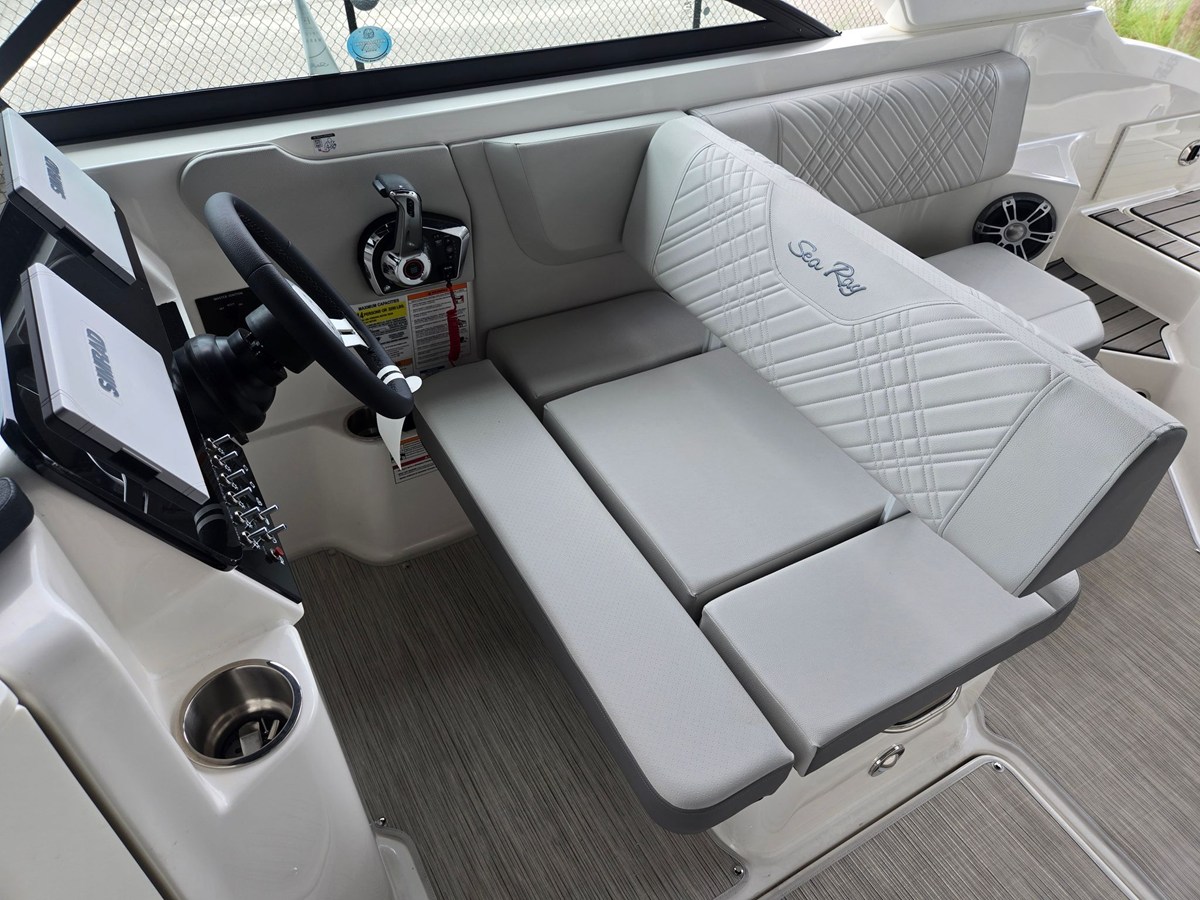 2026 Sea Ray SDX 250 Outboard 11