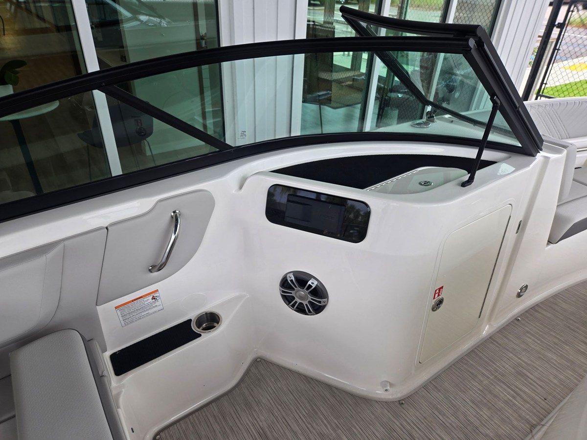 2026 Sea Ray SDX 250 Outboard 13