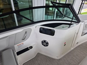 2026 Sea Ray SDX 250 Outboard 13