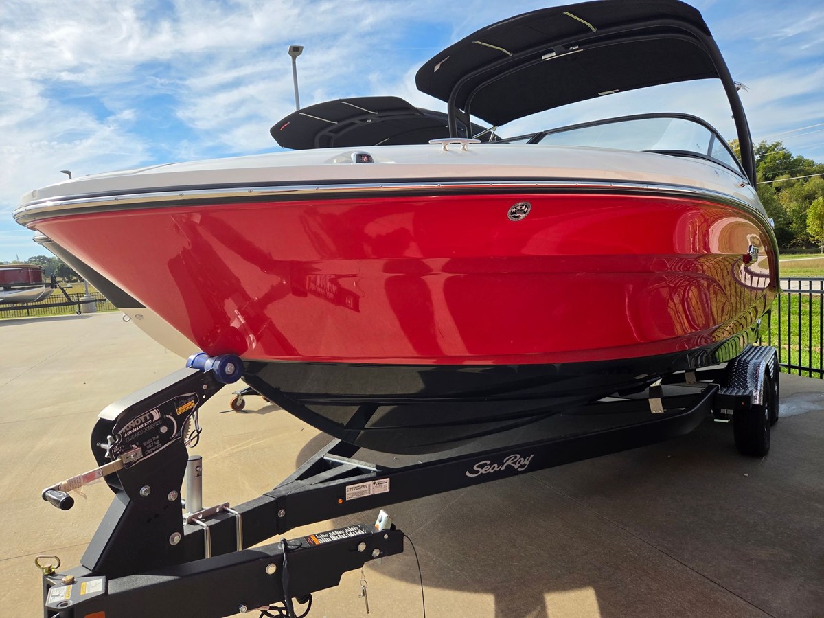 2027 Sea Ray SPX 210 2