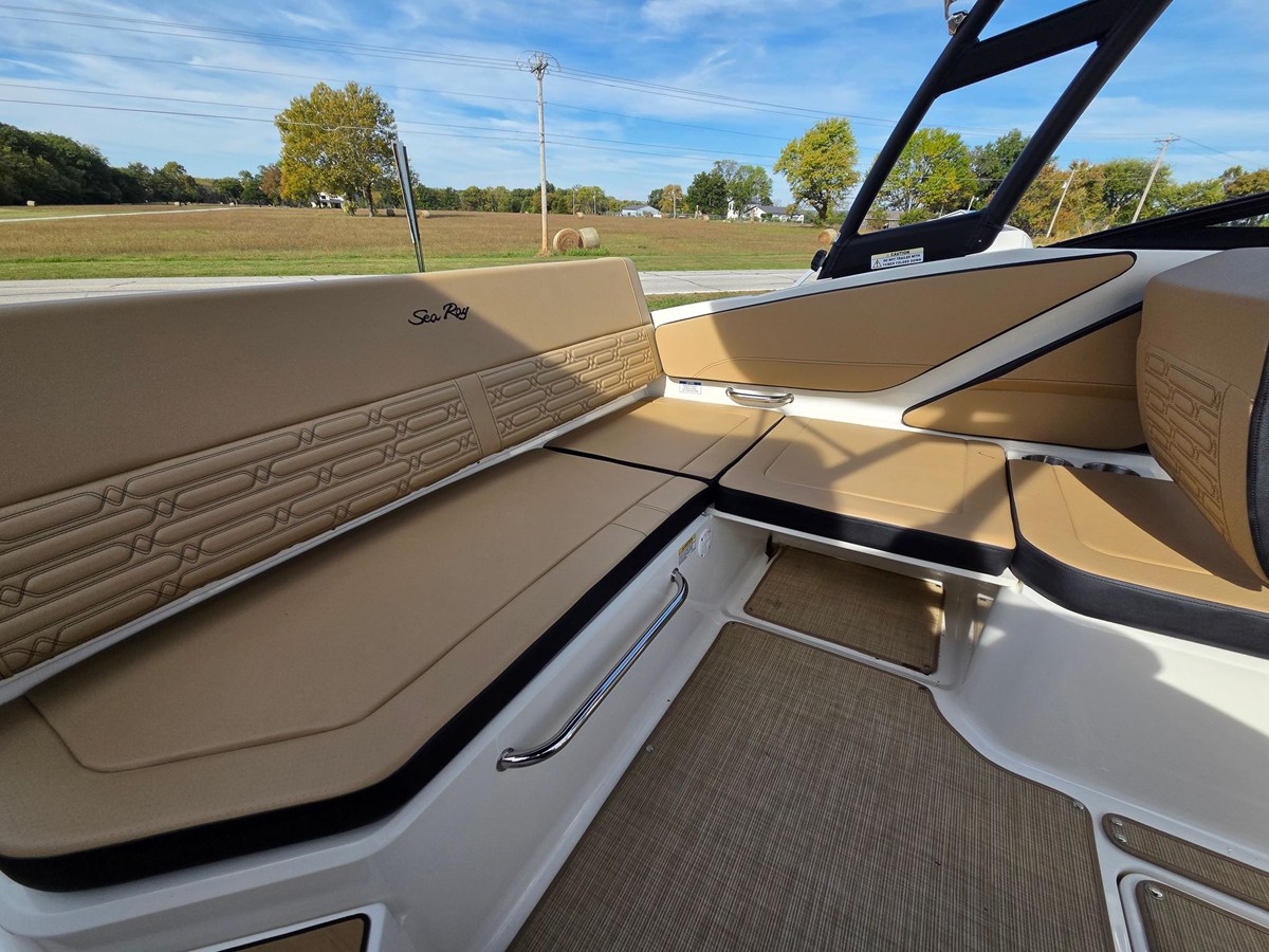 2027 Sea Ray SPX 210 11