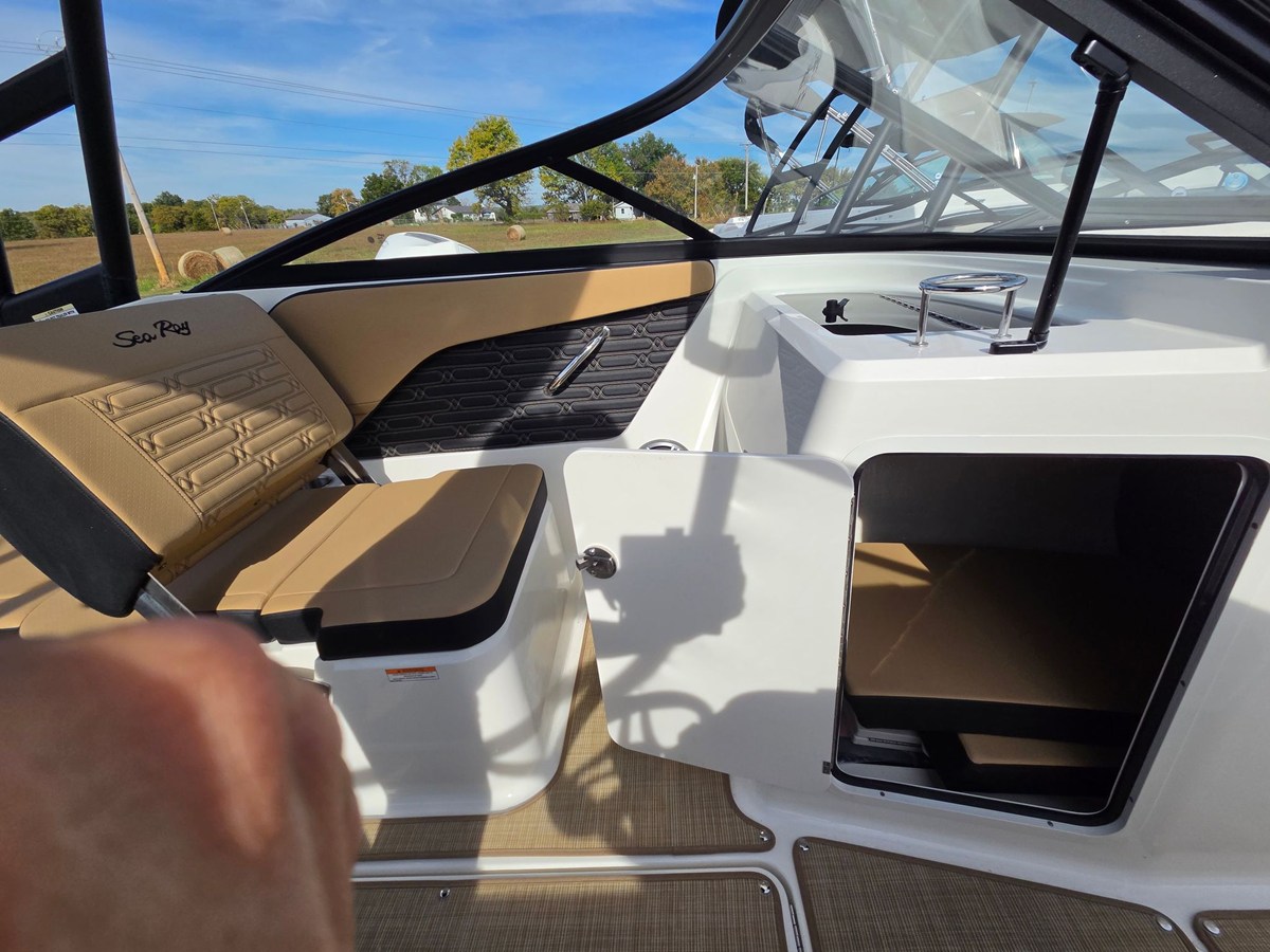 2027 Sea Ray SPX 210 17