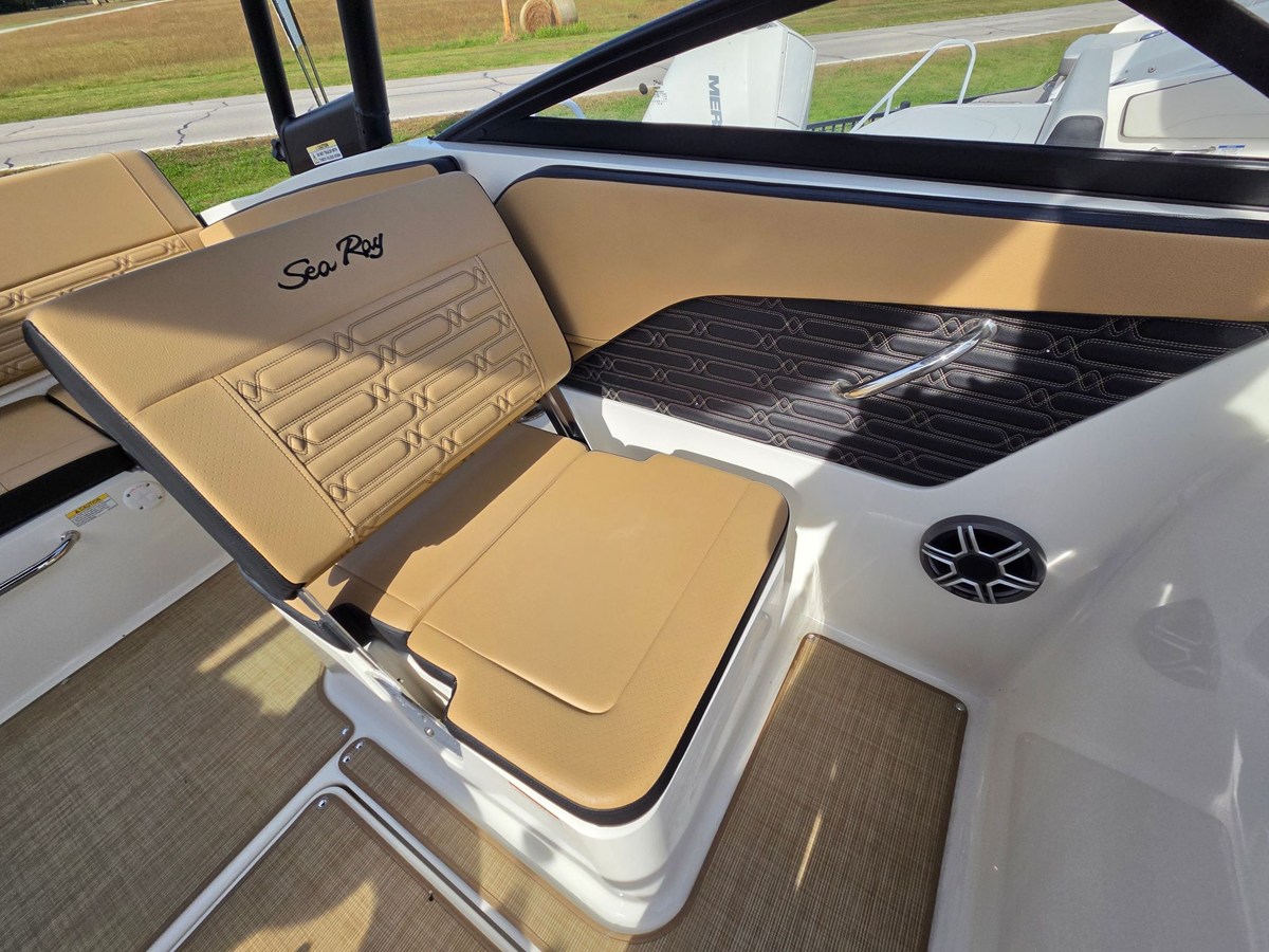 2027 Sea Ray SPX 210 19