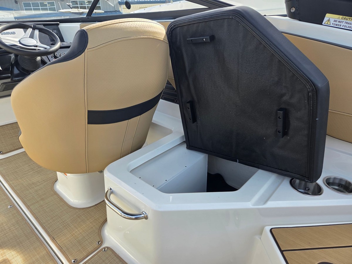2027 Sea Ray SPX 210 27
