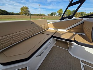 2027 Sea Ray SPX 210 11