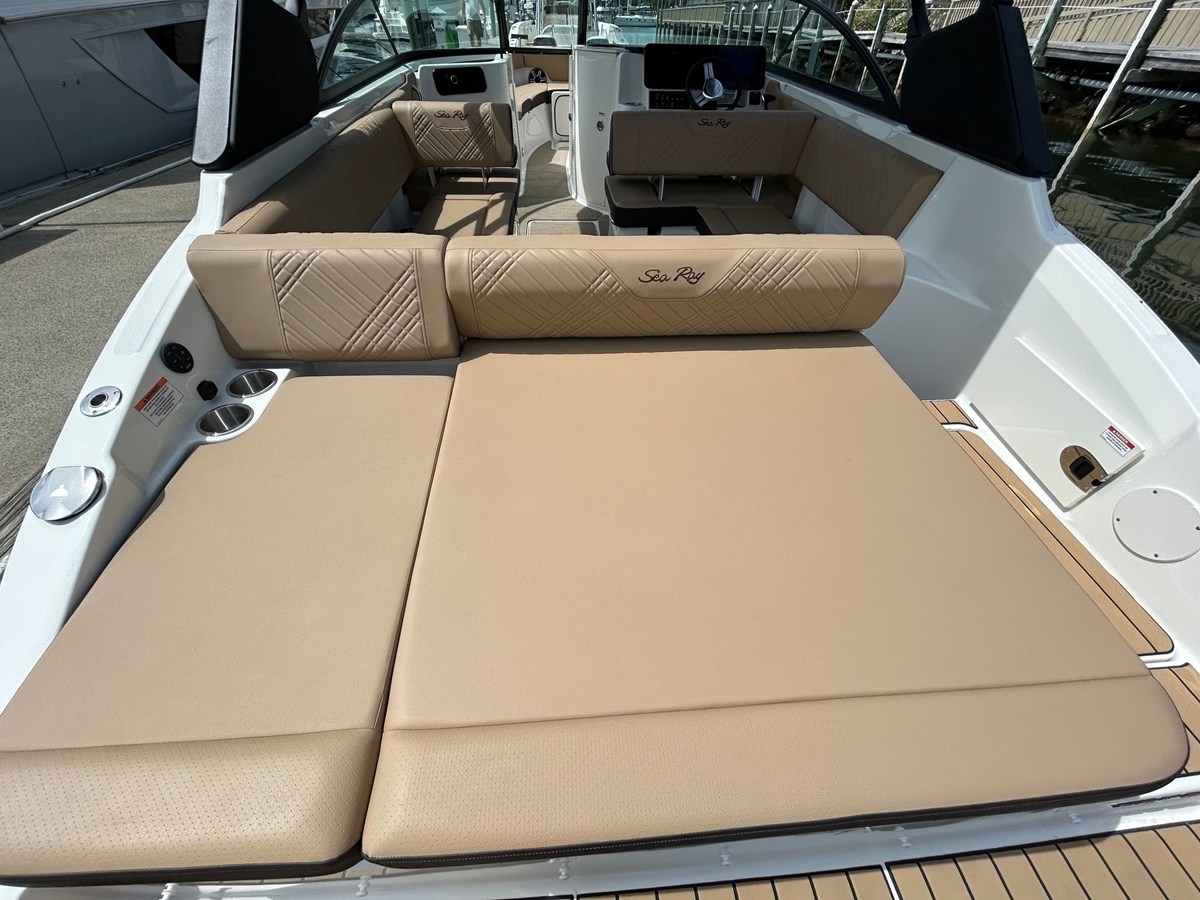 2026 Sea Ray SDX 250 Outboard 13