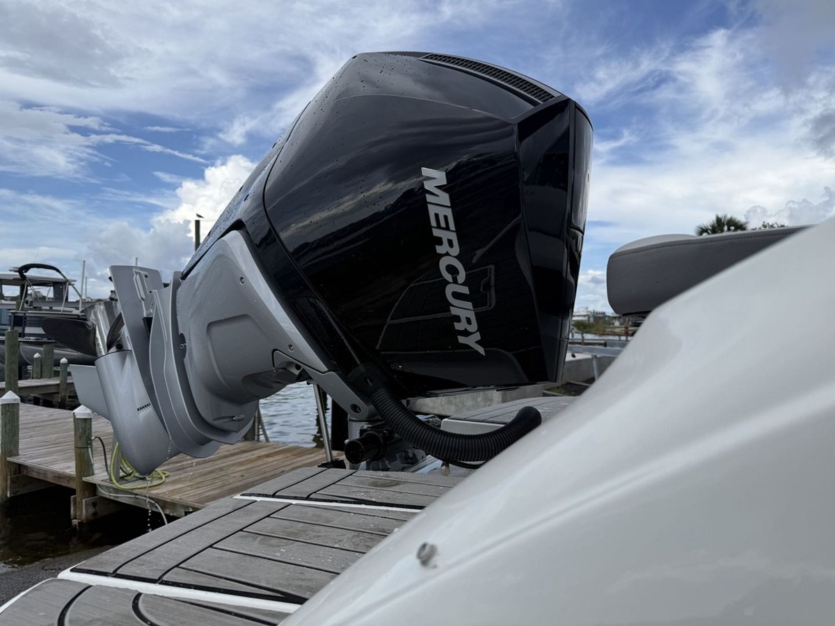 2026 Sea Ray SDX 250 Outboard 15