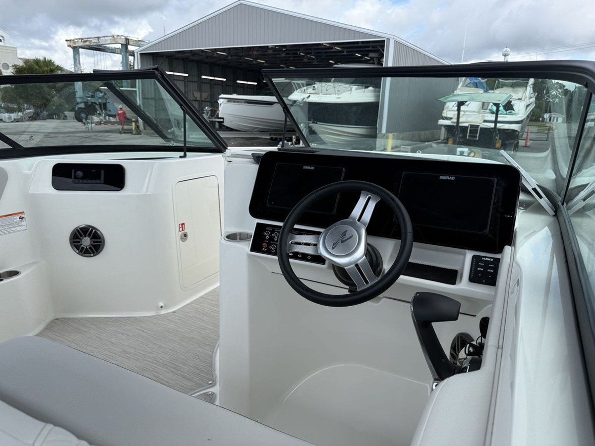 2026 Sea Ray SDX 250 Outboard 23