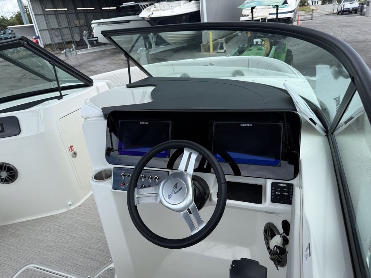 2026 Sea Ray SDX 250 Outboard 24