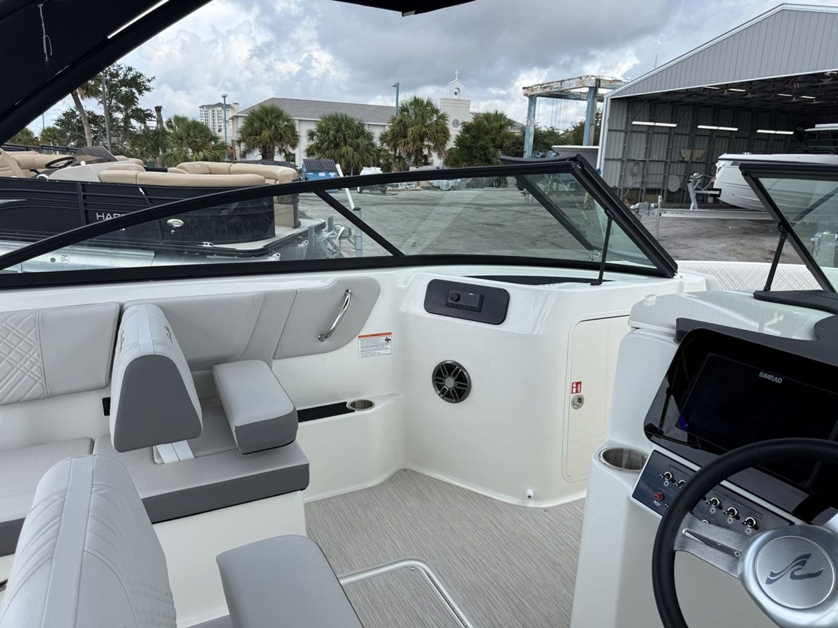 2026 Sea Ray SDX 250 Outboard 25