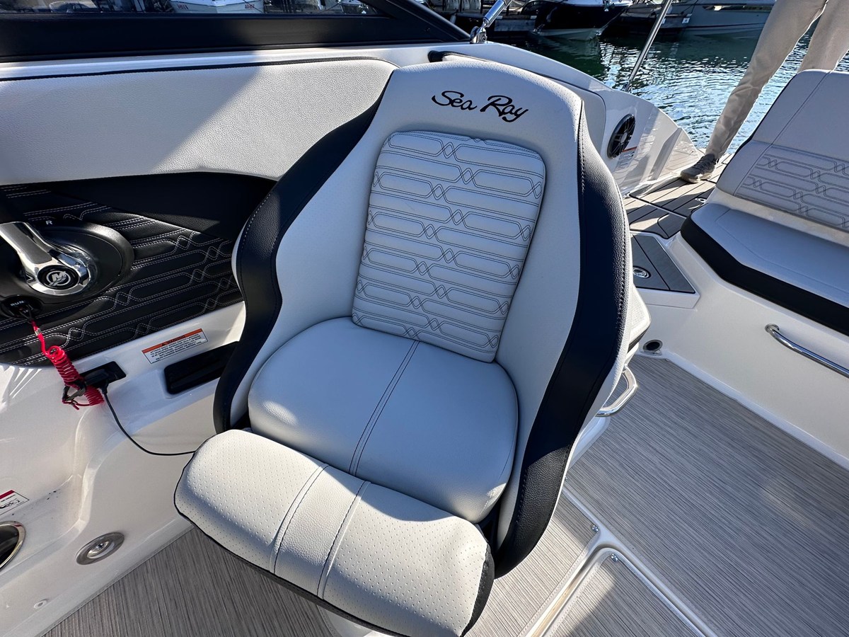 2026 Sea Ray SPX 210 18