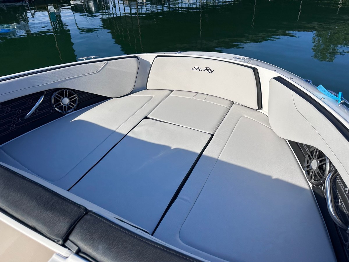 2026 Sea Ray SPX 210 21