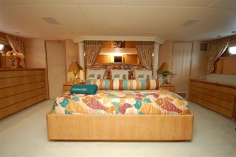 CONTRARIAN 12 105 Broward Master Stateroom