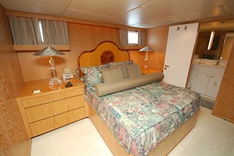 CONTRARIAN 17 105 Broward Guest Stateroom Queen