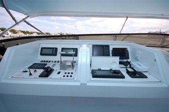 CONTRARIAN 26 105 Broward Flybridge Helm