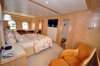EAGLE'S NEST 25 Master Stateroom Port