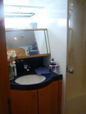MOONRAKER 16 Master cabin ensuite bathroom
