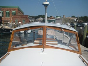 Wasque 32 Downeast Hardtop: Windshield