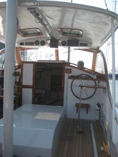 Wasque 32 Downeast Hardtop: Cockpit & Steering Station